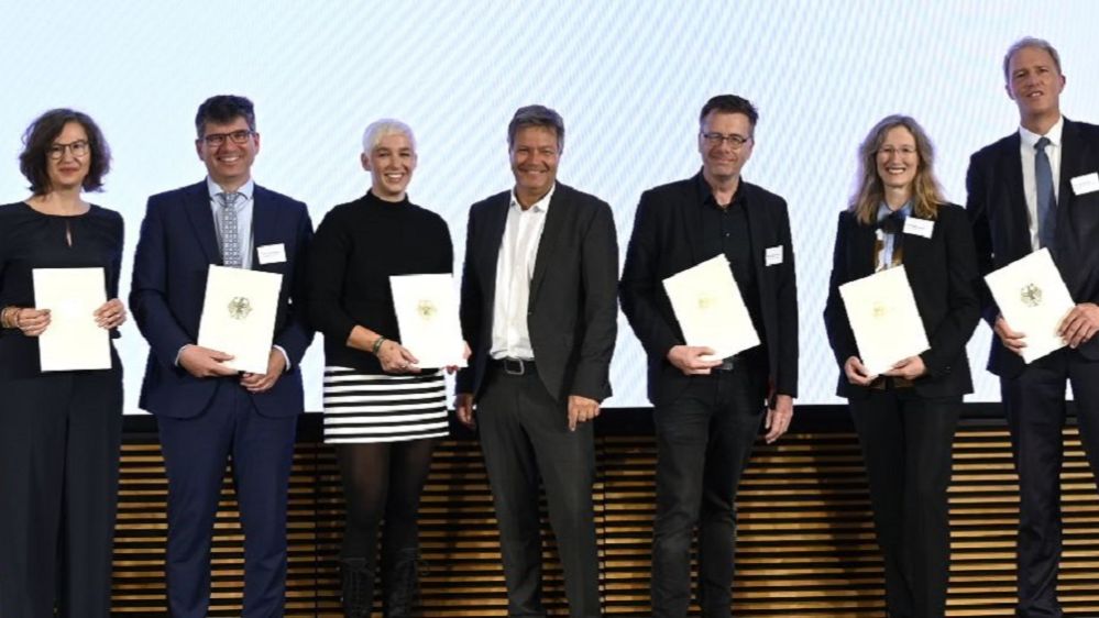  Sechs der zehn Mitglieder des Beirats gemeinsam mit Bundesminister Dr. Robert Habeck.