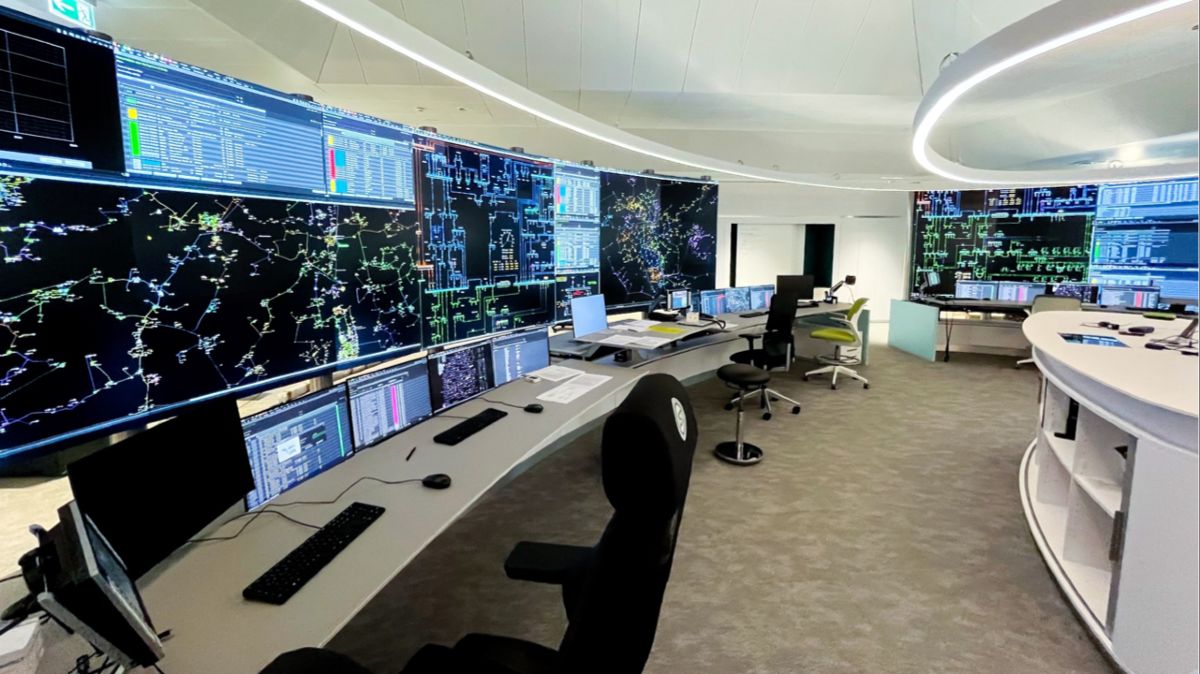 Blick in die Lecher Leitwarte: Das Netzmanagement ist aufgrund der vielen Netzakteure anspruchsvoll. Digitale Assistenzsysteme unterstützen das Fachpersonal. Blick in die Lecher Leitwarte: Das Netzmanagement ist aufgrund der vielen Netzakteure anspruchsvoll. Digitale Assistenzsysteme unterstützen das Fachpersonal.