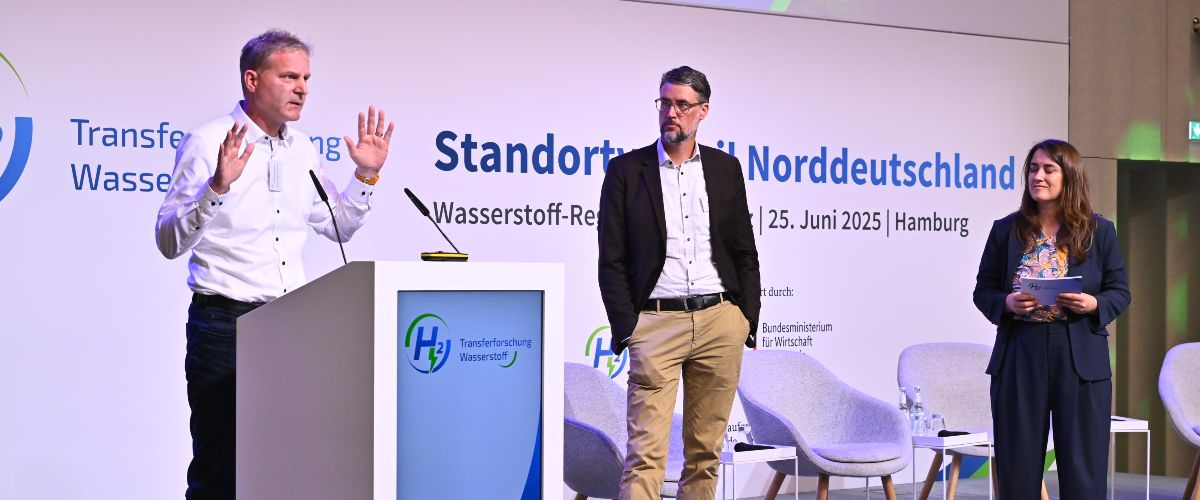 Mike Blicker (rechts) berichtete von Chancen und Herausforderungen im Norddeutschen Reallabor, Carsten Reekers (links) gewährte Einblicke in das Projekt H2Cast. Mike Blicker (rechts) berichtete von Chancen und Herausforderungen im Norddeutschen Reallabor, Carsten Reekers (links) gewährte Einblicke in das Projekt H2Cast.