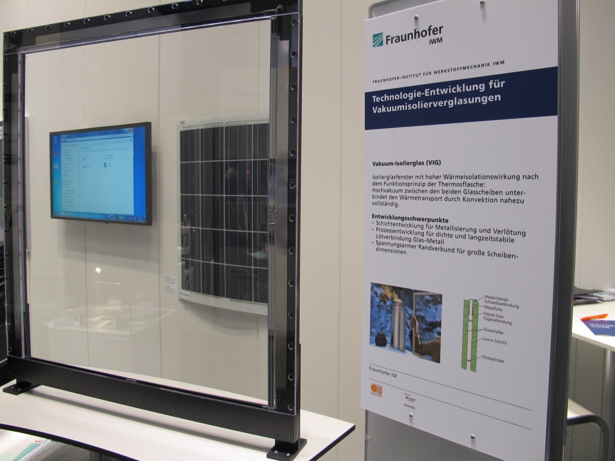 © Fraunhofer IWM Eine Vakuum-Isolierglasscheibe wird auf der Messe Glasstec 14 ausgestellt.