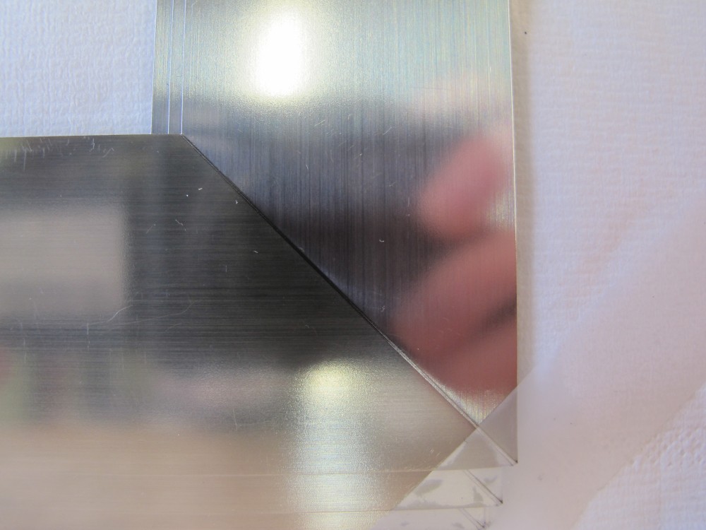 Ein geschweißter Metallrahmen eines Vakuum-Isolierglases. Ein geschweißter Metallrahmen eines Vakuum-Isolierglases.
