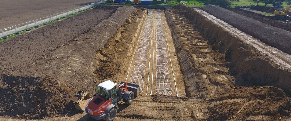 Doppelte Ernte: Auf einer landwirtschaftlich genutzten Fläche in Bad Nauheim werden sowohl Wärme als auch Nutzpflanzen geerntet. Auf dem Bild ist eine Ackerfurche zu sehen, in der die Kollektorrohre des kalten Nahwärmenetzes eingefügt wurden.