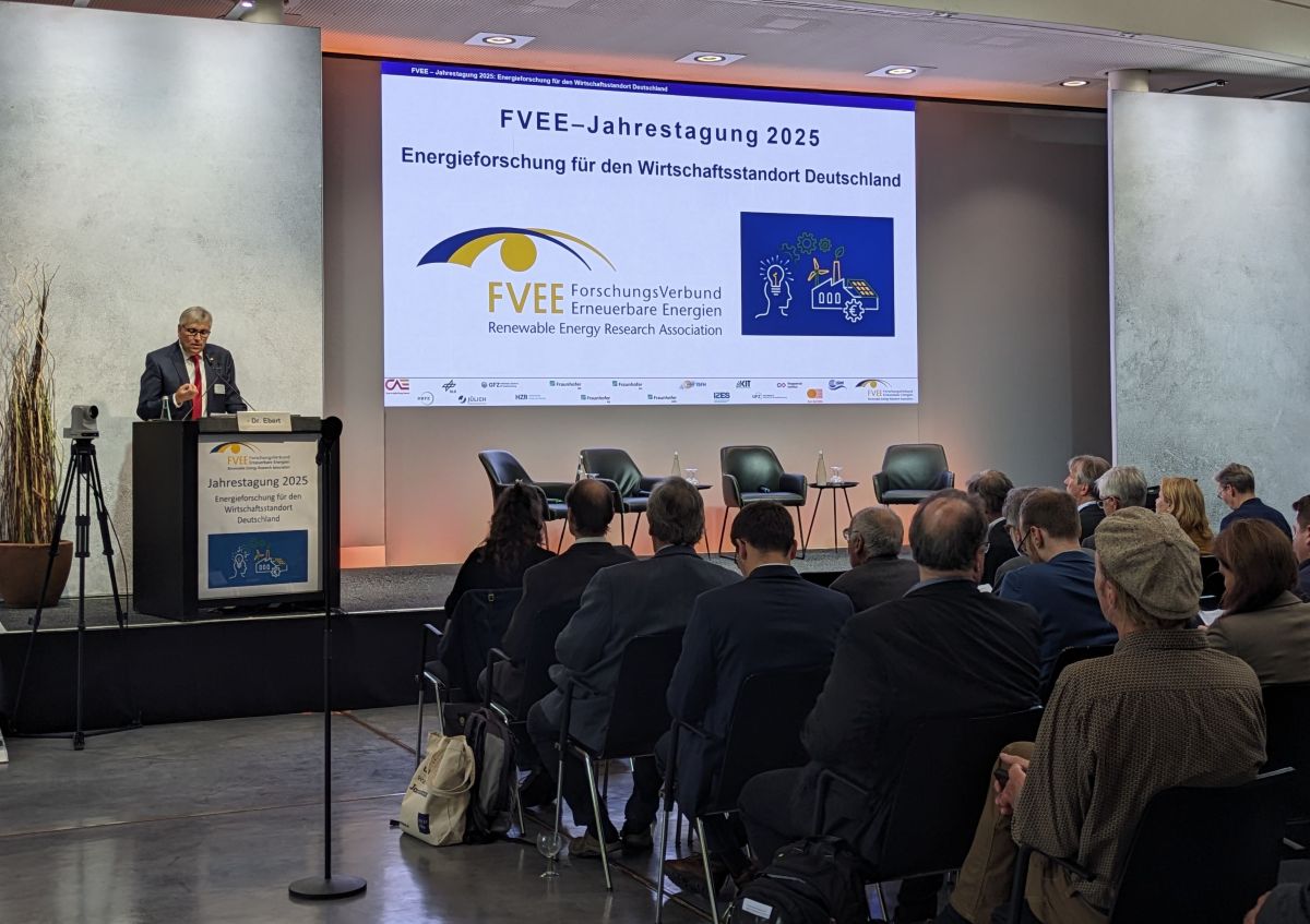 Eröffnung der FVEE-Jahrestagung 2025 durch Dr. Hans-Peter Ebert (CAE). Eröffnung der FVEE-Jahrestagung 2025 durch Dr. Hans-Peter Ebert (CAE).