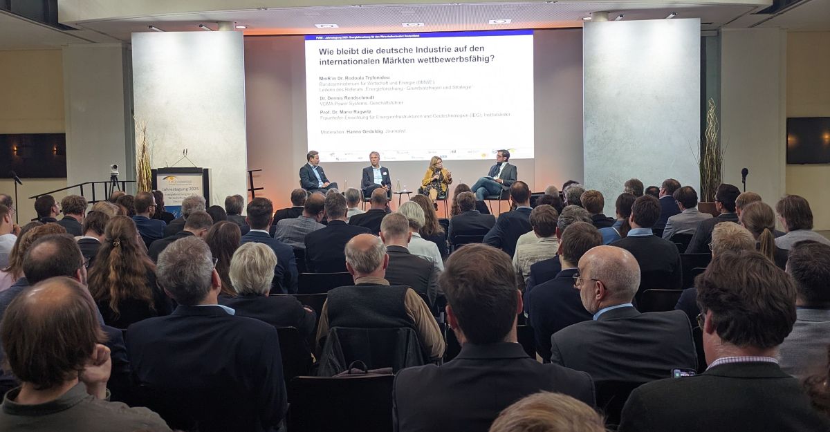 Blick aus dem Plenum: Podiumsdiskussion „Wie bleibt die deutsche Industrie auf den internationalen Märkten wettbewerbsfähig?“ Blick aus dem Plenum: Podiumsdiskussion „Wie bleibt die deutsche Industrie auf den internationalen Märkten wettbewerbsfähig?“
