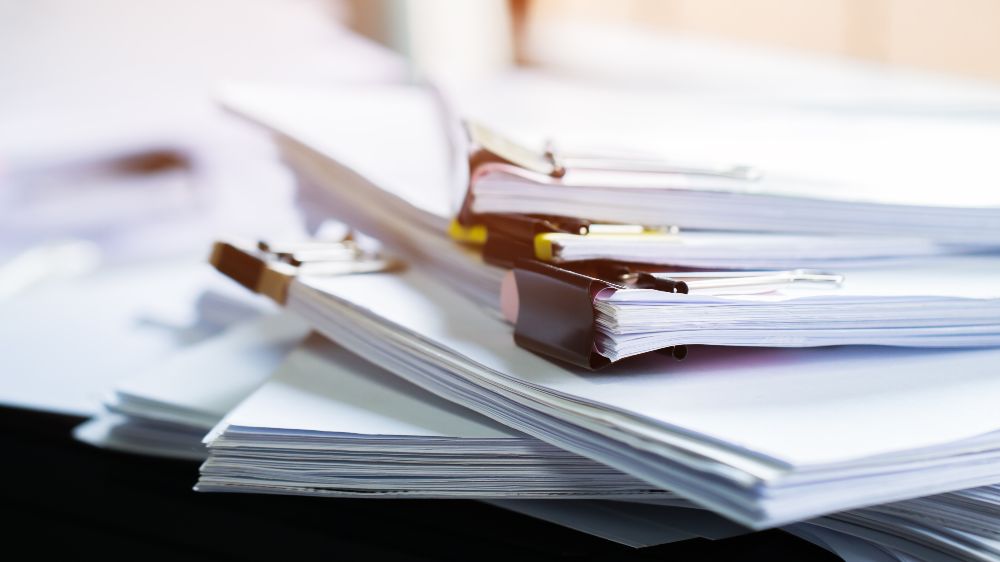 Archivierte Akten in diversen Ordnern.