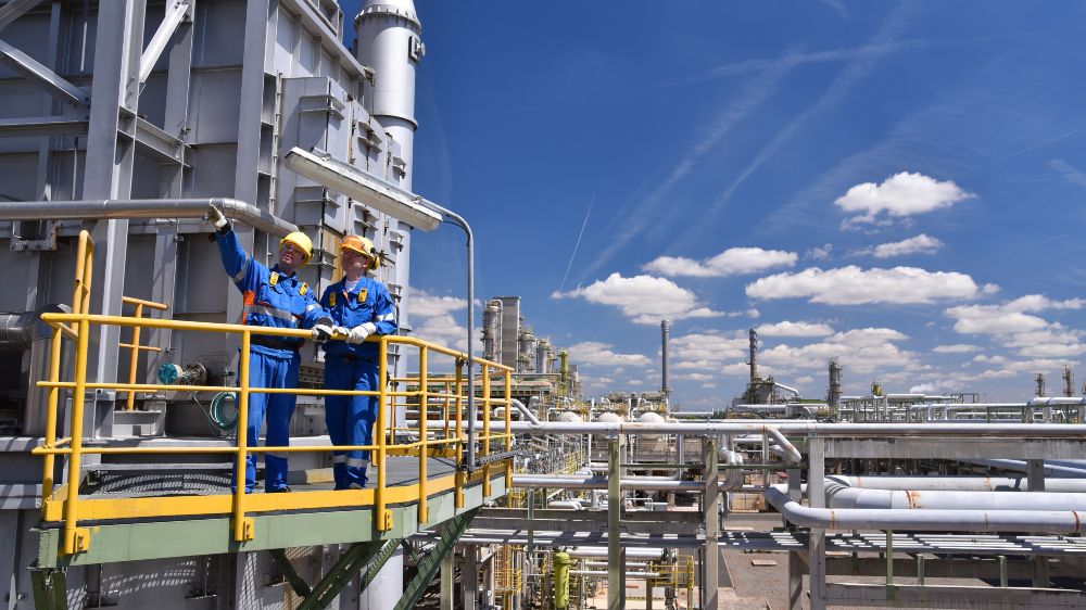 Industriearbeiter in einer Raffinerie