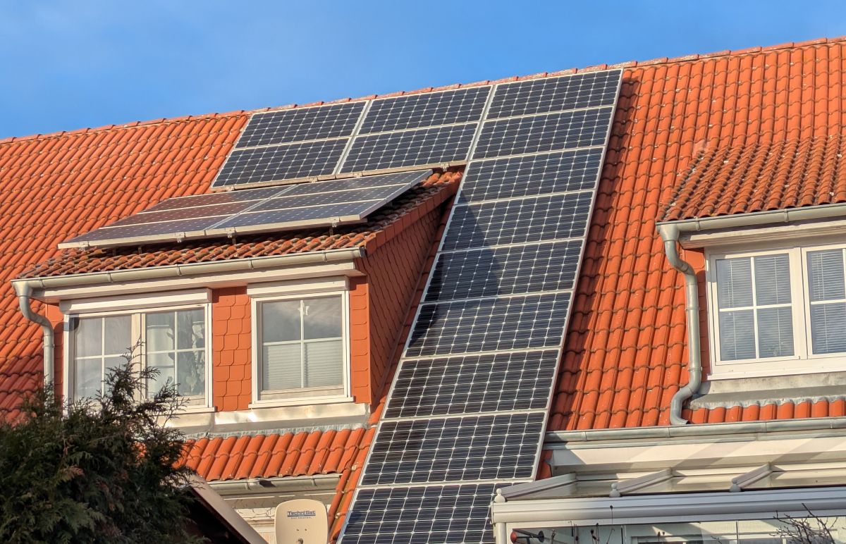 Photovoltaikmodule auf Gebäuden können durch Strukturen wie Gauben, Bäume und Äste verschattet werden. Dies erhöht das Risiko von Hot-Spots und führt zu Ertragseinbußen.