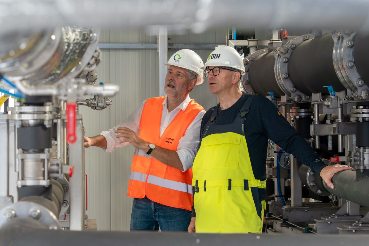 Prof. Dr. Hartmut Krause, Geschäftsführer Ressort Wissenschaft & Bildung DBI – Gastechnologisches Institut gGmbH Freiberg und Sprecher des Energiepark Bad Lauchstädt und Udo Lubenau, Fachgebietsleiter Gaschemie/Gasaufbereitung DBI – Gastechnologisches Institut gGmbH Freiberg in der Gasaufbereitungsanlage.