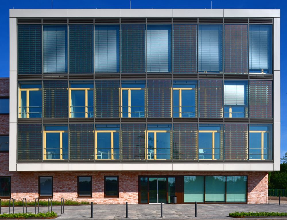 Auf dem Foto ist ein Gebäude mit Dünnschicht-PV an der Fassade zu sehen.