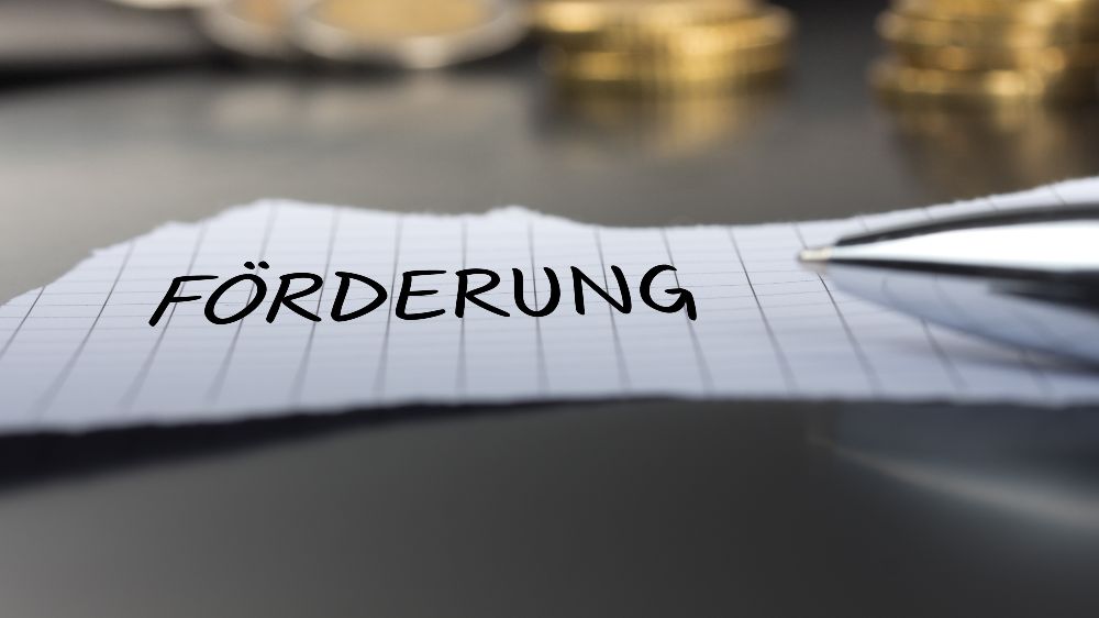 Zettel mit Aufdruck Förderung.
