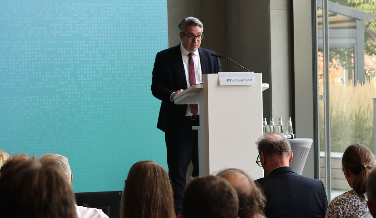 Stefan Rouenhoff, Parlamentarischer Staatssekretär im Bundesministerium für Wirtschaft und Energie begrüßt mit einer Rede die Teilnehmenden.