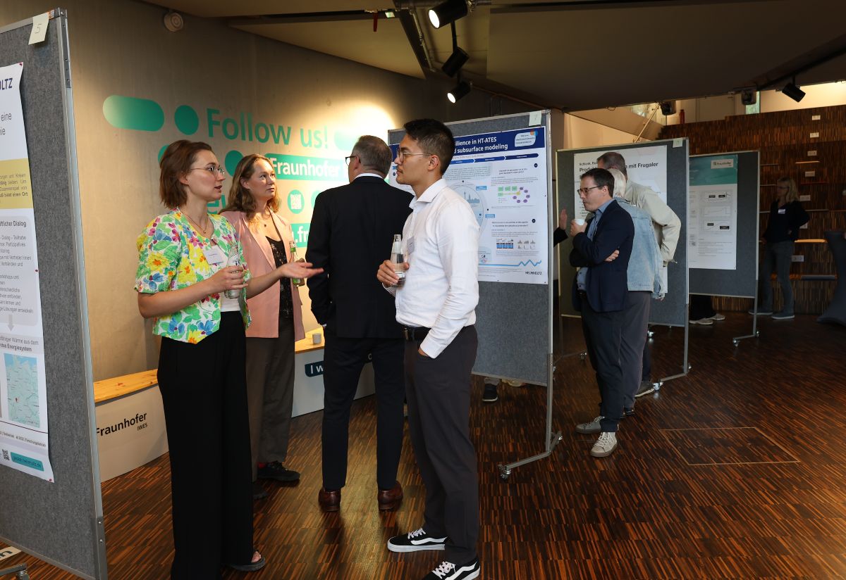 Teilnehmende der Tagung diskutieren die Forschungsergebnisse der Posterausstellung.