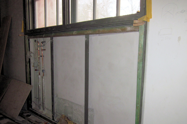 Before the renovation: In this exhibition room on the ground floor, the niches in the parapet area are closed by a porch.