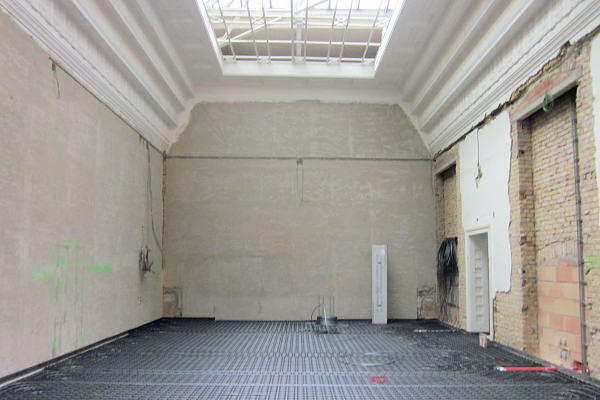 In this exhibition room on the 1st floor, the daylight ceiling is uncovered again and activated for daylight utilisation. At the same time, a capillary system is installed in the floor for room heating and cooling.