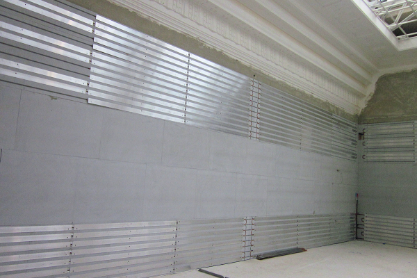 Installation of interior insulation with integrated wall temperature control in the same room