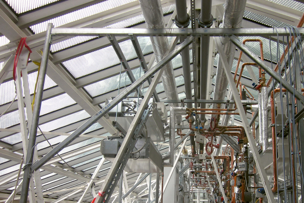 With the refurbishment, the glass roof will receive heat-insulating mirror louvre glazing, and the glass ceilings were also uncovered so that plenty of daylight can once again enter the exhibition rooms on the 1st floor.