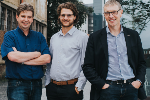 Das Intracting-Team der Universität Kassel (v.l.n.r.): Dirk Schnurr (Energieeffizienzmanager, Abteilung Bau, Technik und Liegenschaften), Marius Ehlert (Wiss.-MA. FG Technische Gebäudeausrüstung), Prof. Dr-Ing.Jens Knissel (Leiter Fachgebiet Technische Gebäudeausrüstung). 