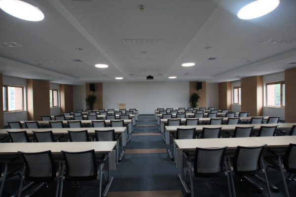 Innenansicht eines Veranstaltungsraumes im Gebäude der CABR NZEB in Beijing, China.