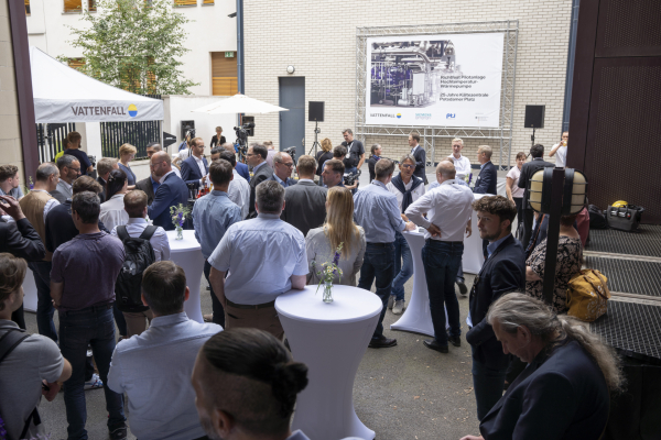 Beim Richtfest von Qwark3 und der gleichzeitigen Jubiläumsfeier der Kältezentrale in Berlin nahmen Vertreter der Projektpartner und des BMWK teil.
