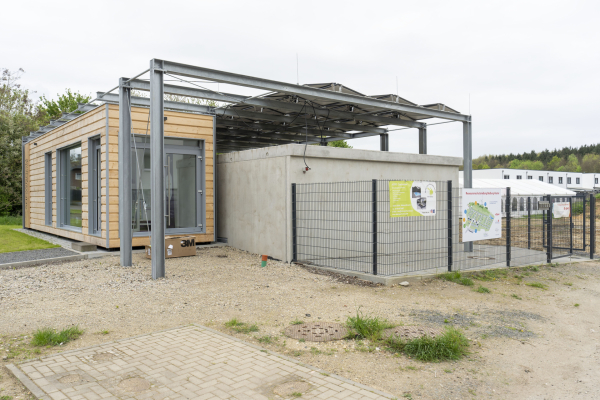 Blick auf Energiezentrale (rechts) und Showroom