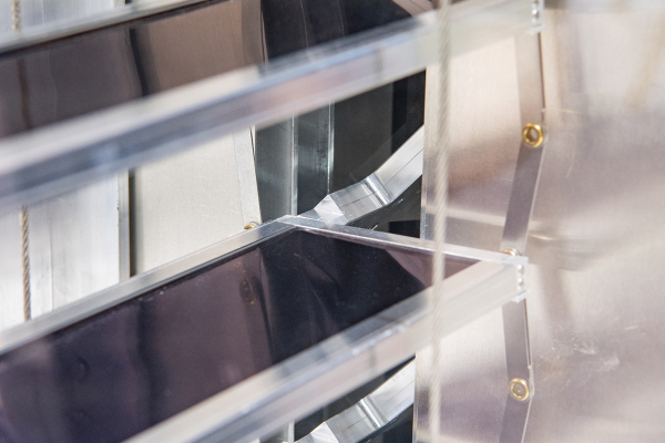 Die Lamellen der solarthermischen Jalousie dienen als Absorber. Die Wärme wird über Heat-Pipes und einen Aluminiumadapter an den Sammelkanal abgeführt.