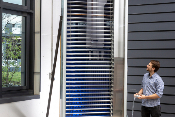 Die Jalousie ist insbesondere für Gebäude mit großen Glasfassaden geeignet. Der Demonstrator der Solarthermischen Jalousie ist in ein Doppelfassadenelement integriert.