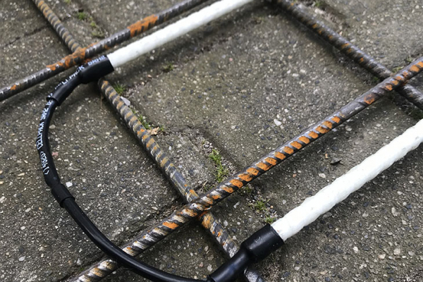 Bewehrungsstäbe aus glasfaserverstärktem Kunststoff mit integriertem Heizdraht zur Energieerzeugung im Betonspeicher