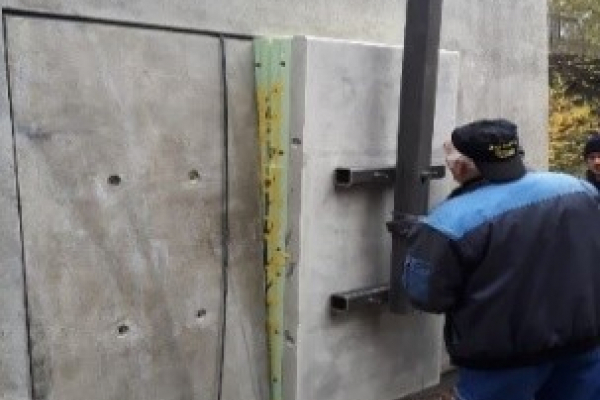 Einbau eines multifunktionalen Wandelements in den Großdemonstrator SmallHouse.
