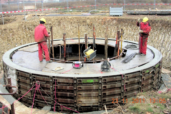 Die Zisterne wird gebaut. Sie ist Bestandteil des Strahlungskühlungssystems mit natürlicher Rückkühlung auf dem Dach.