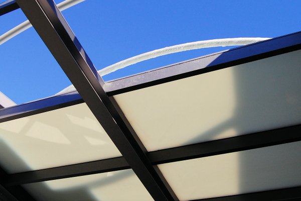 Über dem Haupttreppenhaus des Energy Efficiency Centers wird hier die sehr gut dämmende, transluzente Aerogelverglasung der Fa.Okalux aufgebaut