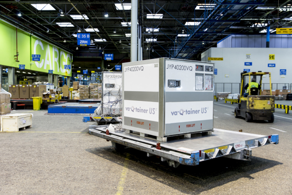 Ein Luftfrachtcontainer von va-Q-tec wird am Flughafen zum Transport vorbereitet.