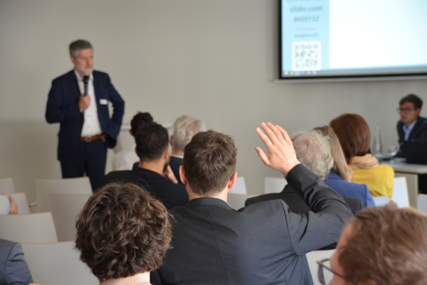Foto aus einem Workshop: In drei Workshop-Runden konnten die Teilnehmenden zu verschiedenen Themen ihre Erfahrungen, Ideen und Wünsche für die zukünftige angewandte Energieforschung austauschen.