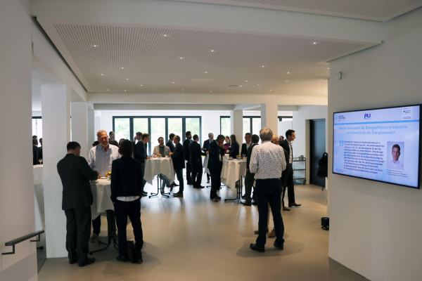 Foto vom Foyer: Im Foyer des Tagungswerkes konnten die Teilnehmenden miteinander ins Gespräch kommen.