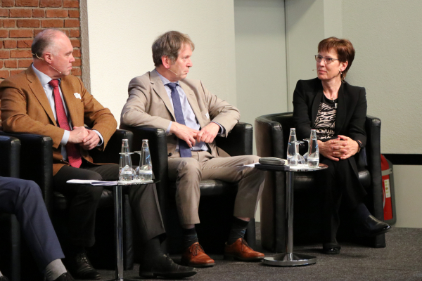 Foto der Podiumsdiskussion am Nachmittag: Bei der Podiumsdiskussion am Nachmittag diskutierten Expertinnen und Experten darüber, wie die anwendungsnahe Energieforschung die Energiewende voranbringen kann.