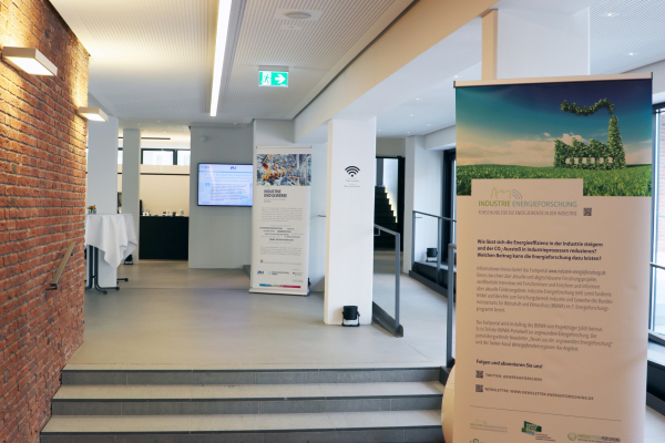 Foto vom Blick ins Foyer. Das Tagungswerk Berlin war am 17. &  18. Mai Veranstaltungsort für den Kongress Energieeffizienzforschung für Industrie und Gewerbe. 