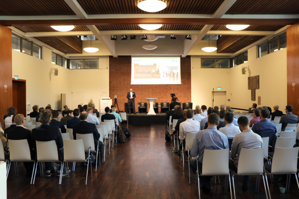 Foto vom Plenum: Durch den zweiten Workshop-Tag führte Prof. Matthias Weigold von der TU Darmstadt