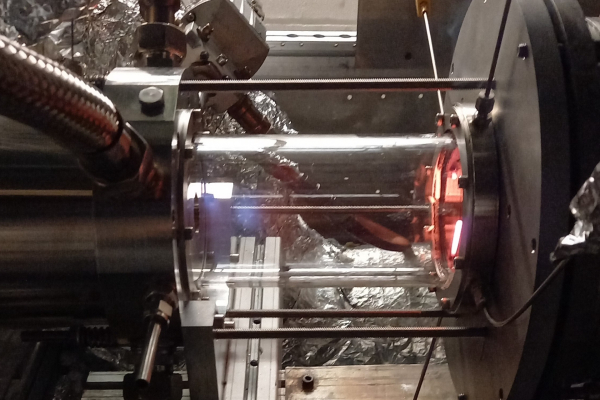 Auf dem Bild ist Quarzglasbrennkammer des Verbrennungsprüfstands am Fachgebiet für Experimentelle Strömungsmechanik der TU Berlin zu sehen.