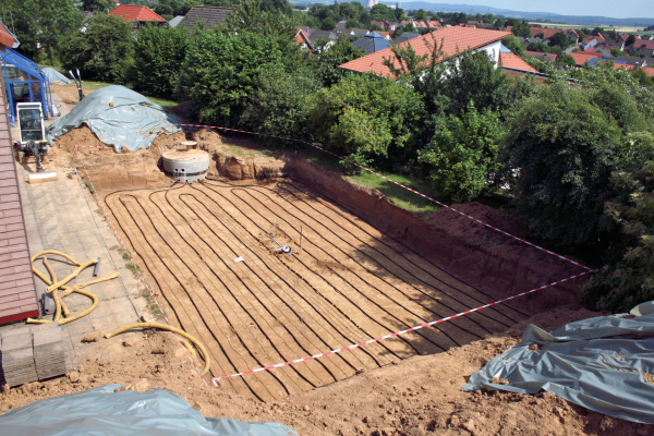 Erdwärmekollektor im Bau. Experimentiert wird mit verschiedenen Verlegetiefen und –abständen.