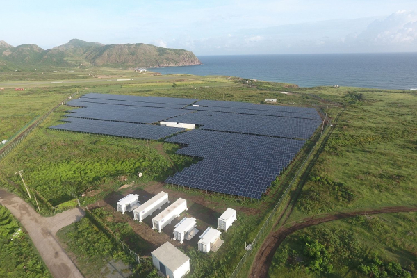 A PV-diesel hybrid system with battery storage system supplies the 4000 residents of the Caribbean island of St. Eustatius with energy.