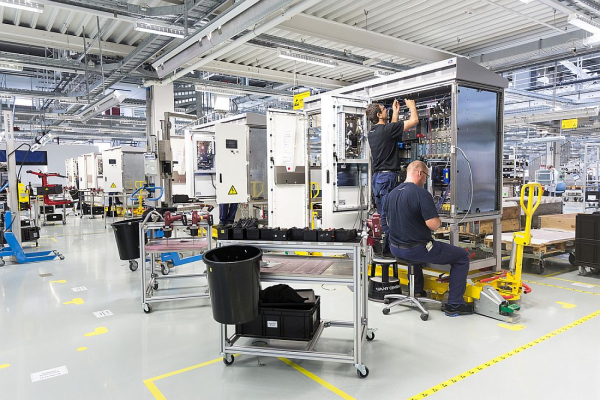 Inverter factory in Niestetal near Kassel – production of megawatt-class solar and battery inverters.