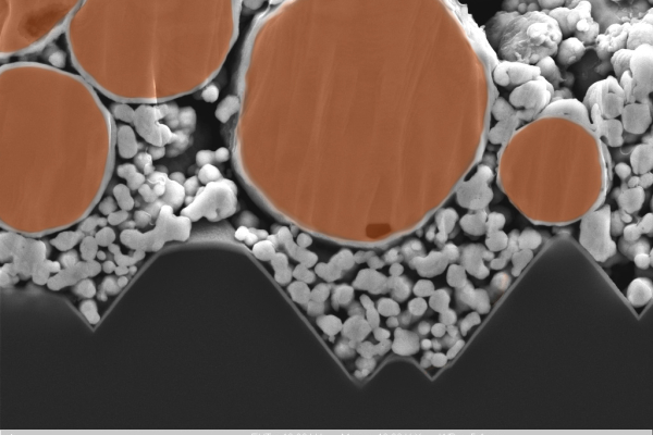 Eingefärbte Rasterelektronenmikroskop-Aufnahme eines mit silberbeschichteter Kupferpaste gedruckten Kontakts, entwickelt am Fraunhofer ISE.