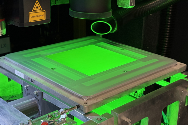 Laserstrukturierung von Feingewebe-Sieben am Fraunhofer ISE