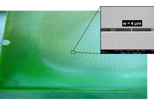 Laserstrukturiertes Feingewebe-Sieb; REM-Aufnahme eines Siebkanals mit einer Fingerbreite von 4 µm