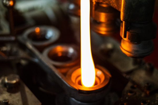 Die Glasschmelze wird in Form gegossen.
