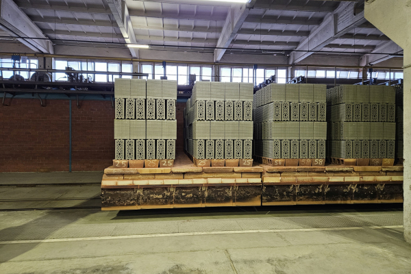 Ofenwagen mit ungebranntem Ziegelbesatz.