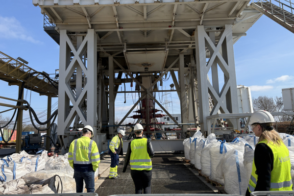 On the way to the borehole, which is located under the drilling tower. 