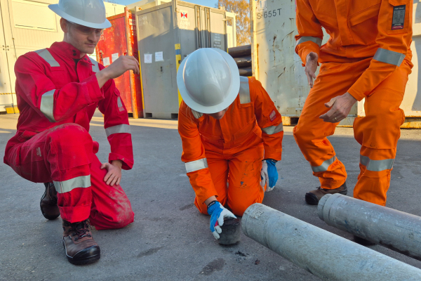 Scientists from Georg-August-University Göttingen examine the drill cores immediately after extraction. 