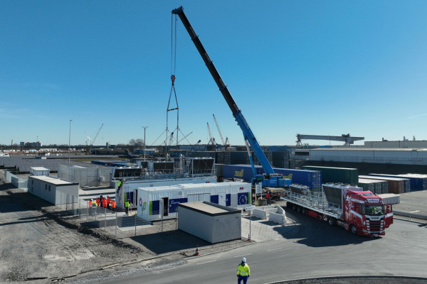 Aufstellen des Blockheizkraftwerks auf dem Duisburger Gateway Terminal