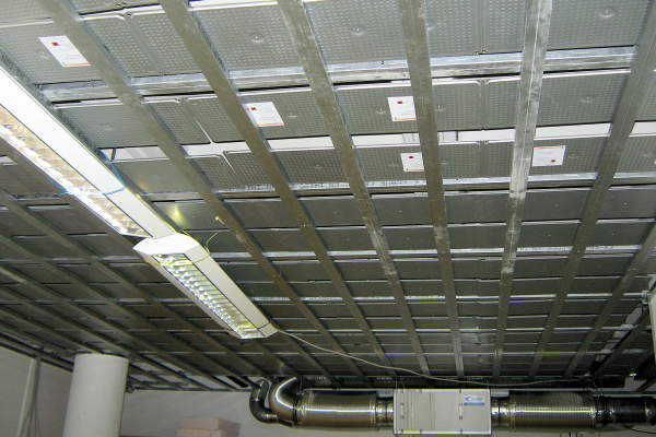 Installation von PCM-Speicherplatten für eine hinterlüftete Kühldecke