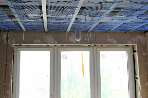 Mit dem Kapillarrohrsystem wird die Decke thermisch aktiviert. Sie wird im Winter zur Raumbeheizung genutzt und kann im Sommer zur Raumkühlung verwendet werden.